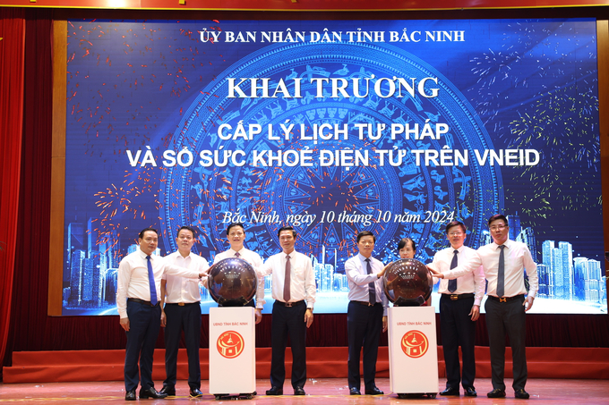 Các đại biểu nhấn nút khai trương triển khai thử nghiệm cấp phiếu lý lịch tư pháp trên ứng dụng VNeID.