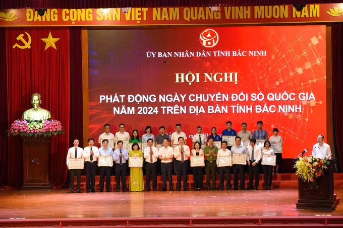 Chủ tịch UBND tỉnh Bắc Ninh Vương Quốc Tuấn và các đồng chí lãnh đạo trao Bằng khen của Chủ tịch UBND tỉnh cho các tập thể, cá nhân.