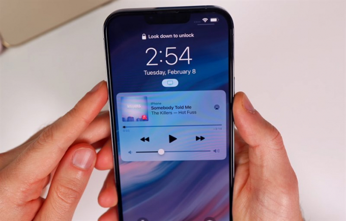 Mở khóa Face ID khi đeo khẩu trang, bạn có thể được nhắc 'Nhìn xuống' để mở khóa iPhone | Nguồn: Macrumors