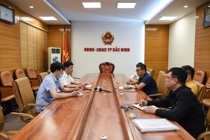 Toàn cảnh cuộc trao đổi giữa lãnh đạo thành phố Bắc Ninh với phóng viên.