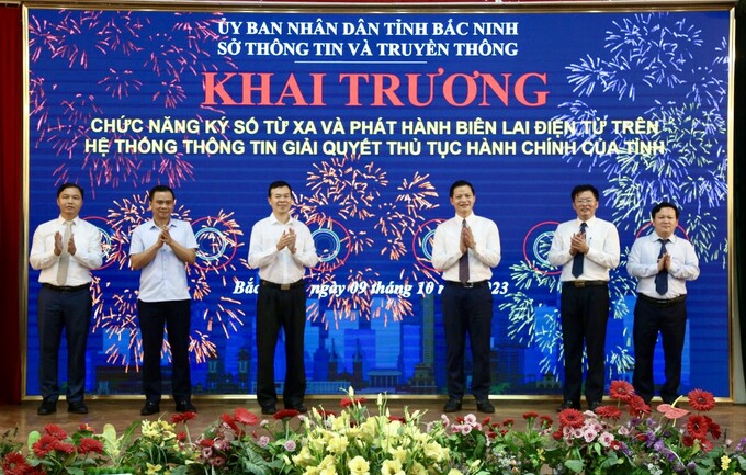 Các đại biểu bấm nút khai trương chức năng ký số từ xa và phát hành biên lai điện tử trên Hệ thống thông tin gảii quyết thủ tục hành chính của tỉnh.