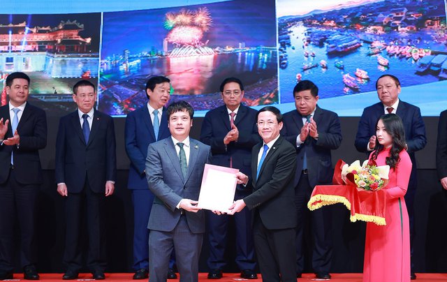 Đại diện FPT, ông Nguyễn Văn Khoa, Tổng Giám đốc vừa nhận giấy chứng nhận đầu tư từ Chủ tịch UBND tỉnh Bình Định Phạm Anh Tuấn, trong khuôn khổ Hội nghị triển khai Chương trình hành động của Chính phủ thực hiện Nghị quyết số 26-NQ/TW ngày 3/11/2022 của Bộ Chính trị