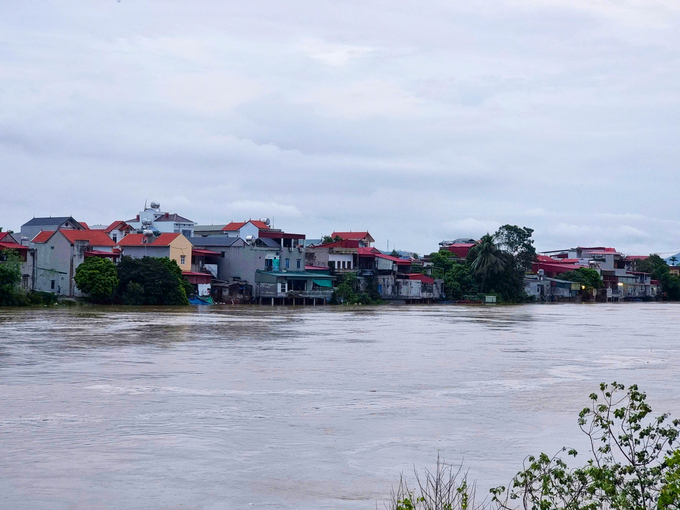 Mực nước sông Cầu dâng cao khiến nhiều hộ dân sống quanh khu vực có chiều hướng bị ngập lụt.