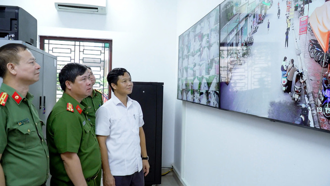 Bí thư Thành uỷ TP Từ Sơn, tỉnh Bắc Ninh Lưu Đình Thực cùng Thượng tá Nguyễn Công Khôi thăm trung tâm giám sát camera an ninh tại phường Đồng Nguyên.