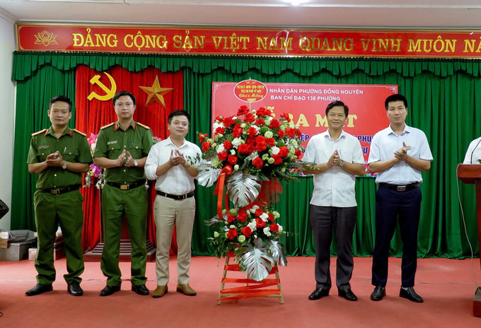 Bí thư Thành uỷ TP Từ Sơn, tỉnh Bắc Ninh Lưu Đình Thực tặng hoa chúc mừng Mô hình “Camera khép kín địa bàn phục vụ công tác đảm bảo ANTT” tại phường Đồng Nguyên.