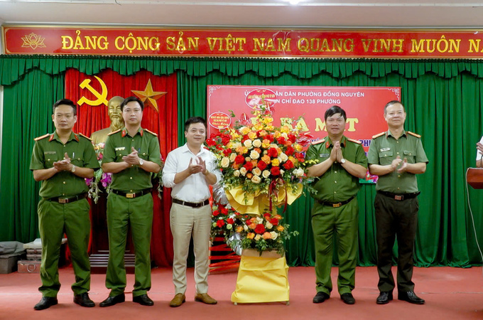 Thượng tá Nguyễn Công Khôi – Trưởng Công an TP Từ Sơn tặng hoa chúc mừng.