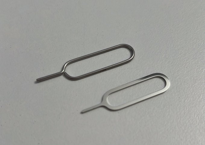 2 loại cây chọc sim của Apple có giá lên tới 4 USD tương đương 92,000 đồng Việt Nam. Ảnh Arron Zollo