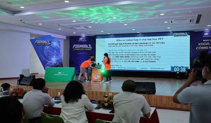 Chung kết Fschools STEMPetition 2022 diễn ra sôi nổi với phần trình bày của 11 đội thi trong Hệ thống Phổ thông FPT
