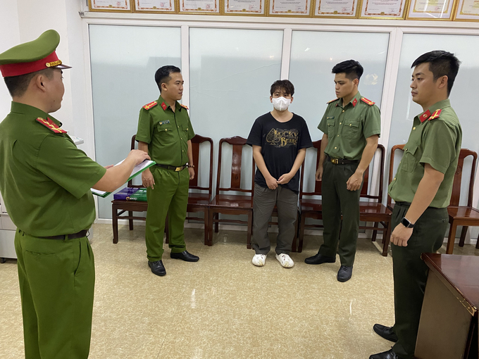 Đối tượng Nguyễn Nhật Trường (áo đen).