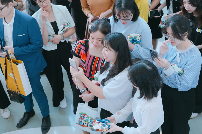 Các khách hàng thích thú khi trải nghiệm hoạt động của One S