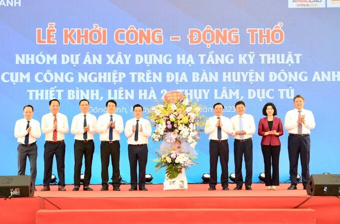 Các lãnh đạo thành phố Hà Nội tặng hoa chúc mừng huyện Đông Anh.