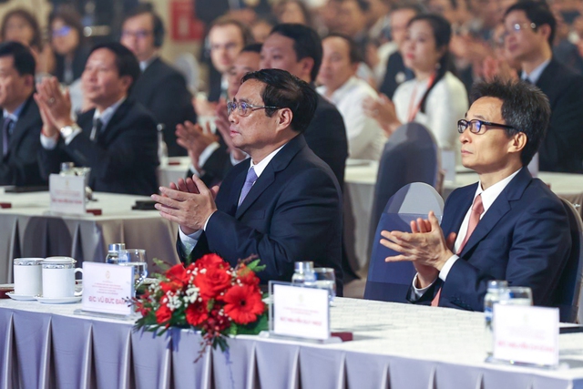 Thủ tướng Chính phủ, Chủ tịch Ủy ban nhấn mạnh chuyển đổi số tác động tới mọi người dân, cho nên, phải lấy người dân làm trung tâm, chủ thể, mục tiêu, động lực cho chuyển đổi số