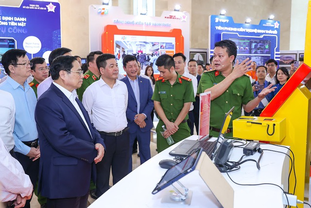 Thủ tướng Phạm Minh Chính tham quan triển lãm mô hình, sản phẩm ứng dụng triển khai Đề án 06 - Ảnh: VGP/Nhật Bắc