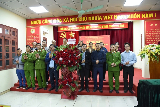 Thượng tá Nguyễn Công Khôi - Trưởng phòng cảnh sát điều tra tội phạm về tham nhũng, kinh tế, buôn lậu và môi trường (Công an tỉnh Bắc Ninh) tặng hoa chúc mừng.