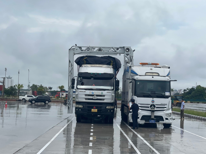 Máy soi container di động đang thực hiện soi chiếu hàng hóa XNK. Ảnh: Minh Trang