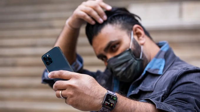 iOS 15.4 Beta 1 giúp iPhone mở khóa FaceID khi người dùng đeo khẩu trang, kính râm | Nguồn: The Verge