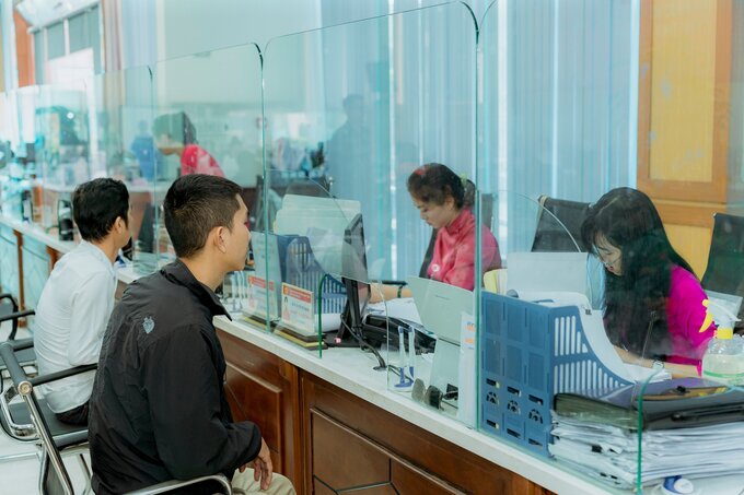 Người dân tham gia giải quyết thủ tục hành chính tại Trung tâm Phục vụ hành chính công tỉnh Thừa Thiên Huế.