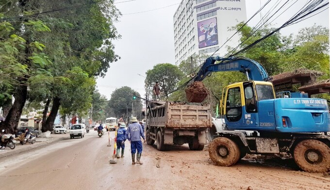 Thi công cải tạo đường Nguyễn Văn Cừ.