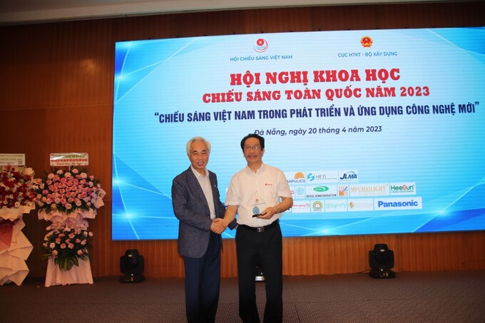 Ông Nguyễn Đoàn Kết –PCT –HĐQT –Phó TGĐ Công ty CP bóng đèn phích nước Rạng đông được nhận Kỷ niệm chương từ Hội CSVN,