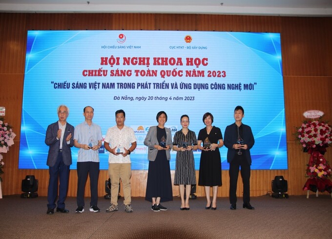 Những đơn vị, cá nhân tiêu biểu được nhận kỷ niệm chương