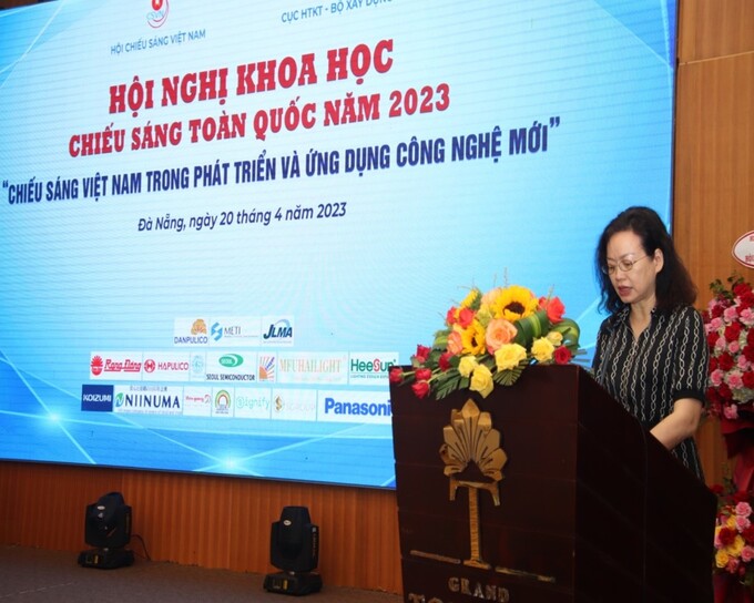 Bà Đặng Anh Thư, Phó cục trưởng Cục Hạ tầng Kỹ thuật (Bộ Xây dựng) phát biểu tại hội nghị khoa học chiếu sáng toàn quốc năm 2023.