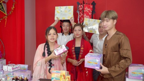 Hot Tiktoker Đoàn Quốc Thành (Tóc vàng) người đang sở hữu gần 9 triệu follow thực hiện phiên big livestream bán hàng cho 14 nhãn hàng khác nhau