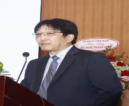 Ông Tsuyoshi Meaki, đại diện Hiệp hội các nhà sản xuất thiết bị chiếu sáng Nhật Bản phát biểu tham luận về “Tầm nhìn chiếu sáng 2030”.