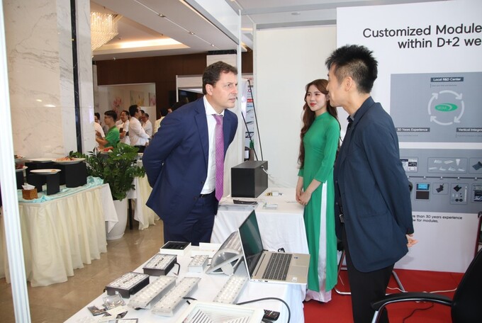 Những gian hàng trưng bày sản phẩm trong ngày diễn ra hội thảo Chiếu sáng Việt Nam đã được khách hàng, đối tác quan tâm