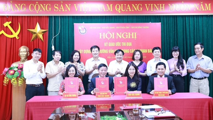 Đại diện lãnh đạo Hội Nhà báo tỉnh Bắc Giang và các cơ quan báo chí ký giao ước thi đua 'Xây dựng môi trường văn hóa trong các cơ quan báo chí' giai đoạn 2022-2025 