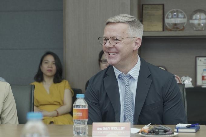 Ông Dan Molloy đánh giá cao về chương trình hợp tác giữa OUP và FPT Schools