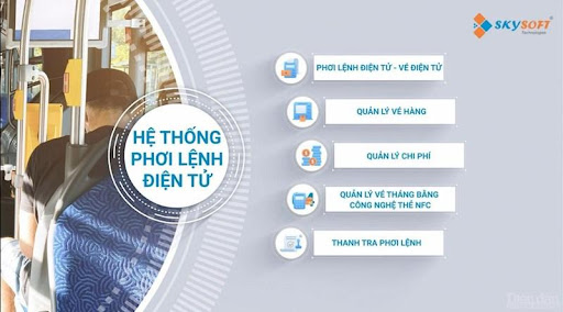 Đại diện Hiệp hội Vận tải ô tô VN tặng hoa chúc mừng Công ty Hà Lan