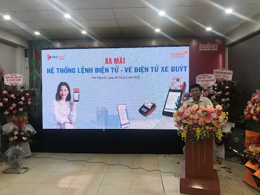 Ông Nguyễn Văn Quyền - Chủ tịch Hiệp hội Vận tải ô tô VN ghi nhận đóng góp của Công ty Hà Lan trong lĩnh vực vận tải ô tô