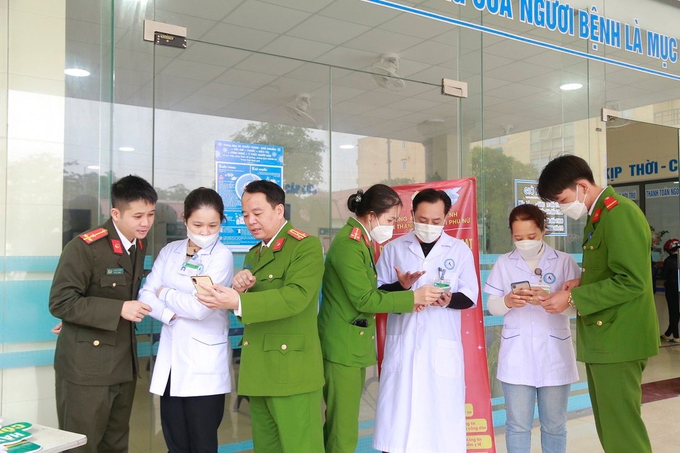 Phòng Cảnh sát quản lý hành chính về trật tự xã hội Công an tỉnh tổ chức cấp CCCD và hướng dẫn cài đặt tài khoản định danh lưu động tại Trường Cao đẳng Y tế Hà Tĩnh