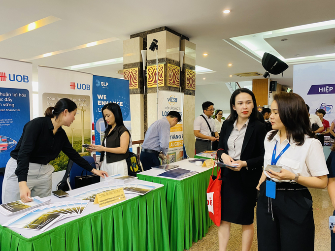 Các doanh nghiệp Logistics cung cấp thông tin tại Diễn đàn. Ảnh: Vân Lam