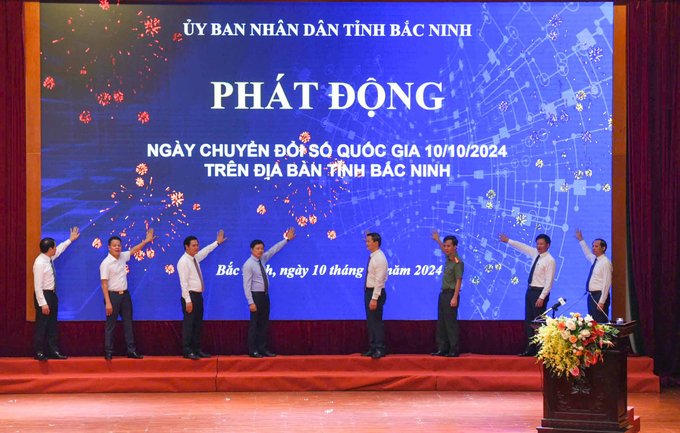 Chủ tịch UBND tỉnh Bắc Ninh Vương Quốc Tuấn và các đồng chí lãnh đạo bấm nút phát động Ngày Chuyển đổi số Quốc gia.