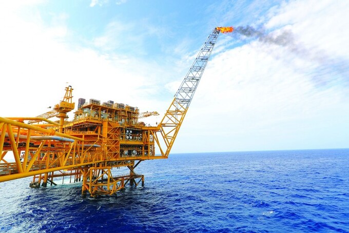 Giá xăng dầu tăng 5,8% so với tháng trước. Theo WB, nên khuyến khích doanh nghiệp xuất khẩu tìm kiếm thị trường mới và đổi mới sáng tạo sang những sản phẩm mới