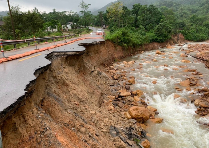 Sân tập lái xe ô tô phải có đủ hệ thống biển báo hiệu đường bộ, bảo đảm diện tích để bố trí đủ các bài học