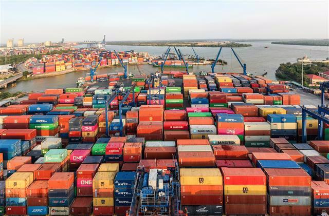 Các doanh nghiệp xuất khẩu nghi ngờ hàng hóa bị 'rút ruột' trong thời gian lưu kho tại cảng Cát Lái