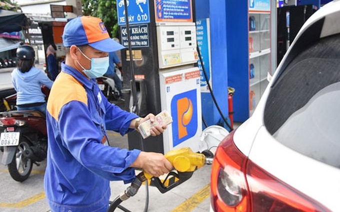 Dự kiến nếu giảm thuế, mức giảm đối với xăng E5RON92 là 1.700 đồng/lít còn 20.531 đồng/lít