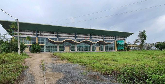 Bến xe này trước đây thuộc quyền sở hữu của Công ty CP Tập đoàn Đức Long Gia Lai (DLG). Từ năm 2021, Công ty CP Đức Long Đà Nẵng đầu tư gần 130 tỷ đồng, đưa vào sử dụng nhưng sau đó bỏ hoang, trang thiết bị hư hỏng