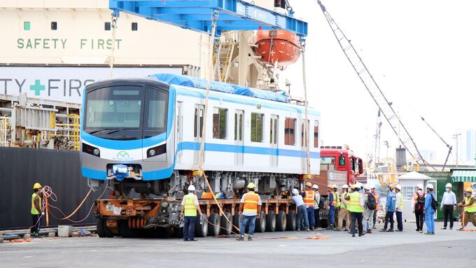 Một đoàn tàu của tuyến metro số 1 được hạ tải xuống cảng Khánh Hội