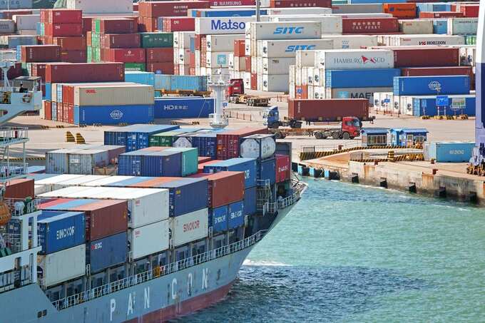 Nguyên nhân của việc giá cước giảm đến từ việc kinh tế toàn cầu chậm lại và nút thắt về nguồn cung tàu đã cải thiện