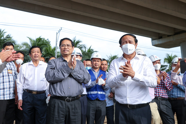 Thủ tướng Phạm Minh Chính, Phó Thủ tướng Lê Văn Thành đi kiểm tra các tuyến cao tốc, động viên cán bộ, công nhân trên công trường trong chuyến công tác “xuyên Việt, xuyên Tết” tháng 2/2022 - Ảnh VGP/Nhật Bắc