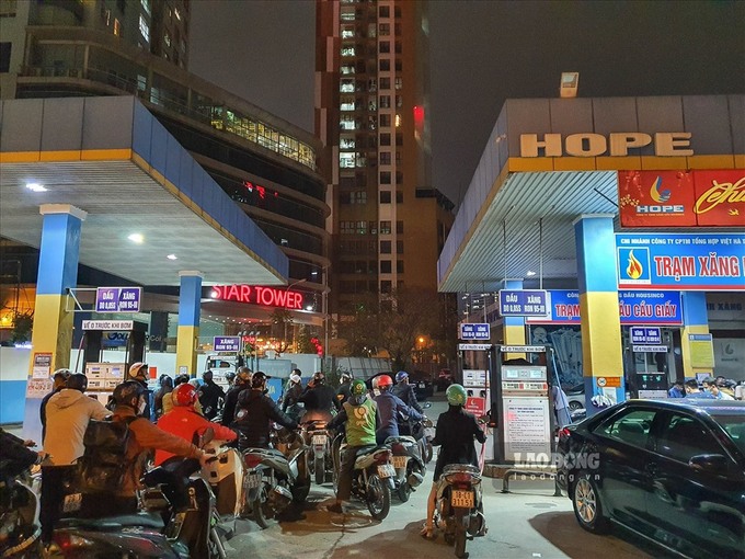 Giá xăng tăng gần 1.000 đồng/lít từ 19 giờ tối ngày 30/1. Ảnh thực tế