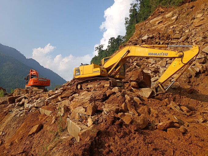 Hình ảnh Công ty 909 khắc phục Bão Lũ, đảm bảo giao thông.