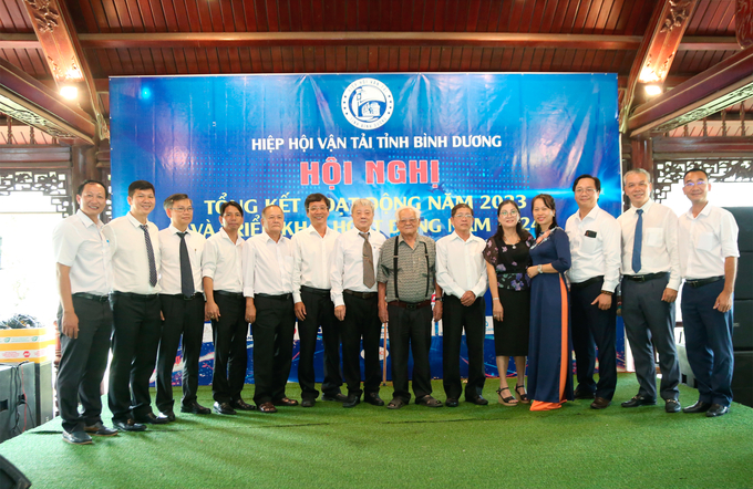 Đại diện Hiệp hội vận tải Bình Dương chụp ảnh lưu niệm sau hội nghị