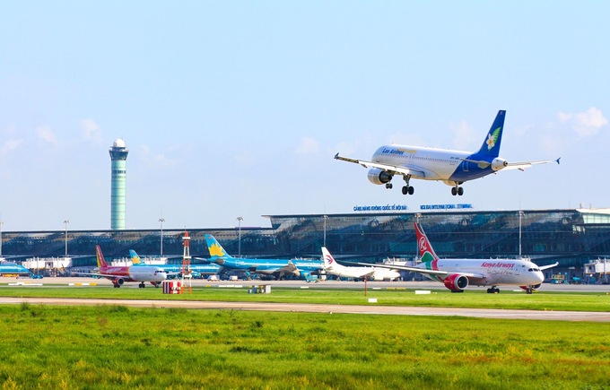 Tổng giám đốc của Hiệp hội Vận tải Hàng không Quốc tế (IATA), Willie Walsh, đã cảnh báo rằng việc tăng giá nhiên liệu phản lực và tăng phụ phí chắc chắn sẽ dẫn đến chi phí bay cao