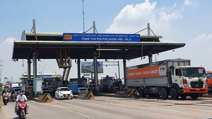 Trạm thu phí trên Quốc lộ 51 hiện nay đã ngừng hoạt động, nhưng các cơ sở vật chất vẫn chưa được tháo dỡ gây ảnh hưởng tới lưu lượng giao thông qua QL.51