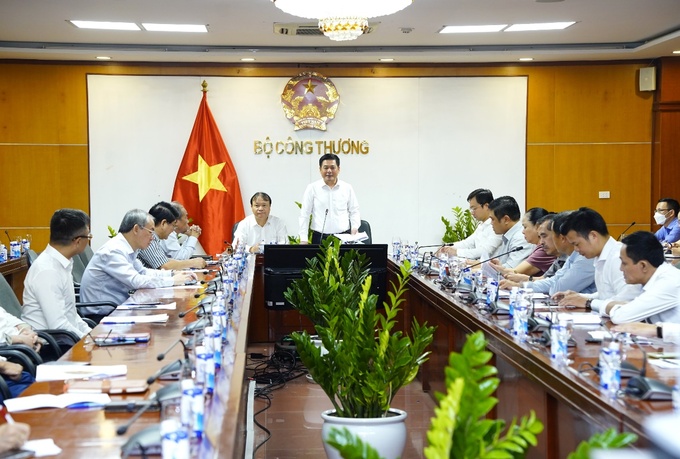 Cuộc họp có Thứ trưởng Bộ Công Thương Đỗ Thắng Hải, lãnh đạo một số đơn vị thuộc Bộ cùng đại diện Hiệp hội xăng dầu Việt Nam và 31/34 doanh nghiệp đầu mối kinh doanh xăng dầu trong cả nước.