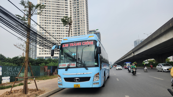 Khu vực đường Phạm Hùng (đoạn trước toà nhà FLC Complex), tình trạng xe khách tuyến Nghệ An dừng đỗ, đón khách, nhận hàng hóa dọc đường diễn ra phổ biến, gây mất an toàn cho người dân tham gia giao thông. Ảnh chụp ngày 18/12/2023.